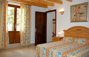 6 عدّة غرف نوم ومكواة/لوح كي وسرير سفر وواي فاي مجانًا