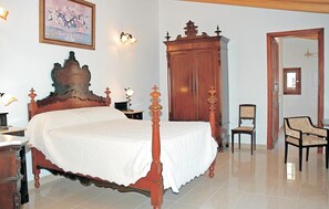 6 bedrooms, iron/ironing board, travel cot, free WiFi