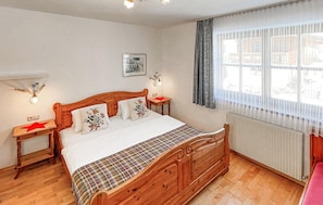 2 bedrooms, travel cot, free WiFi, bed sheets