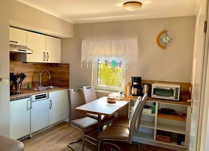 Kühlschrank, Ofen, Geschirrspüler, Wasserkocher mit Kaffee-/Teezubehör