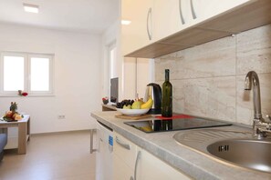 Réfrigérateur, micro-ondes, plaque de cuisson, cafetière/bouilloire