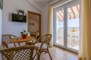 Dining - Holiday apartment with terrace and sea view (Crikvenica)