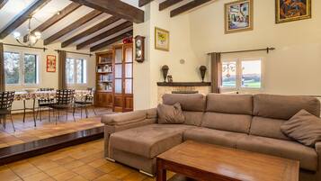 Televisie en een open haard