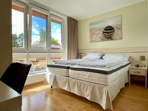 2 bedrooms, travel crib, WiFi