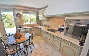 Réfrigérateur, plaque de cuisson, lave-vaisselle, cafetière/bouilloire