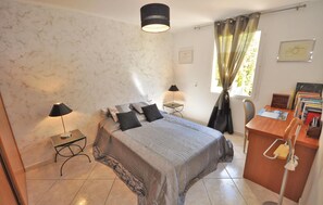 3 chambres, lit parapluie, draps fournis