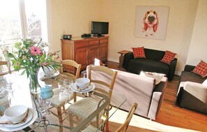 Fernseher, DVD-Player, Tischtennisplatte