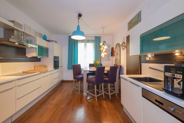 Fridge, oven, dishwasher, coffee/tea maker