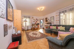 A cozy living room with a sofa, a coffee table, and a rug. - Ferienwohnung Kaffeewerkstatt - Apartments in the coffee shop (Sankt Wolfgang im Salzkammergut)