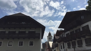 A traditional building with a balcony and a sign that reads 'BÄCKEREI KONDITOREI CAFE GANDL'. - Ferienwohnung Kaffeewerkstatt - Apartments in the coffee shop (Sankt Wolfgang im Salzkammergut)