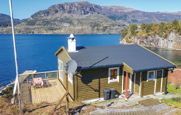 Exterior - Nice home in Eikelandsosen with sauna (Eikelandsosen)