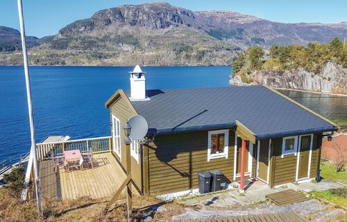 Nice home in Eikelandsosen with sauna