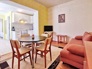 TV - Holiday apartment with air conditioning and sun terrace (Šilo)