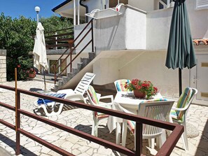 Outdoor dining - Holiday apartment with air conditioning and sun terrace (Šilo)