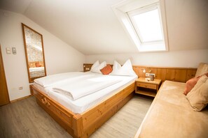 Un dormitorio con una cama de madera, una mesita de noche y un armario de madera.