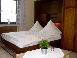 2 Schlafzimmer, Reisekinderbett, WLAN, BettwÀsche