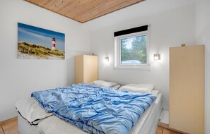 4 bedrooms, travel crib, free WiFi