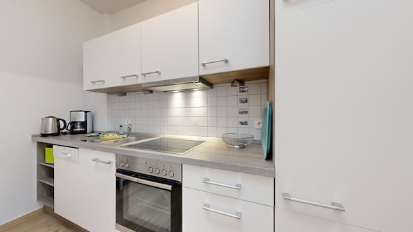 Køleskab, ovn, opvaskemaskine, kaffe-/temaskine