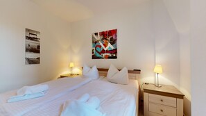 2 bedrooms, travel crib, WiFi