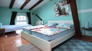 Ein Schlafzimmer mit einem Bett, einem Fenster, einer Heizung und einem Bild an der Wand.