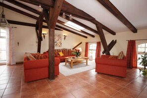 TV - Apartment 6 - The horse stable - Holidays at Duckwitz Castle (Behren-Lübchin)