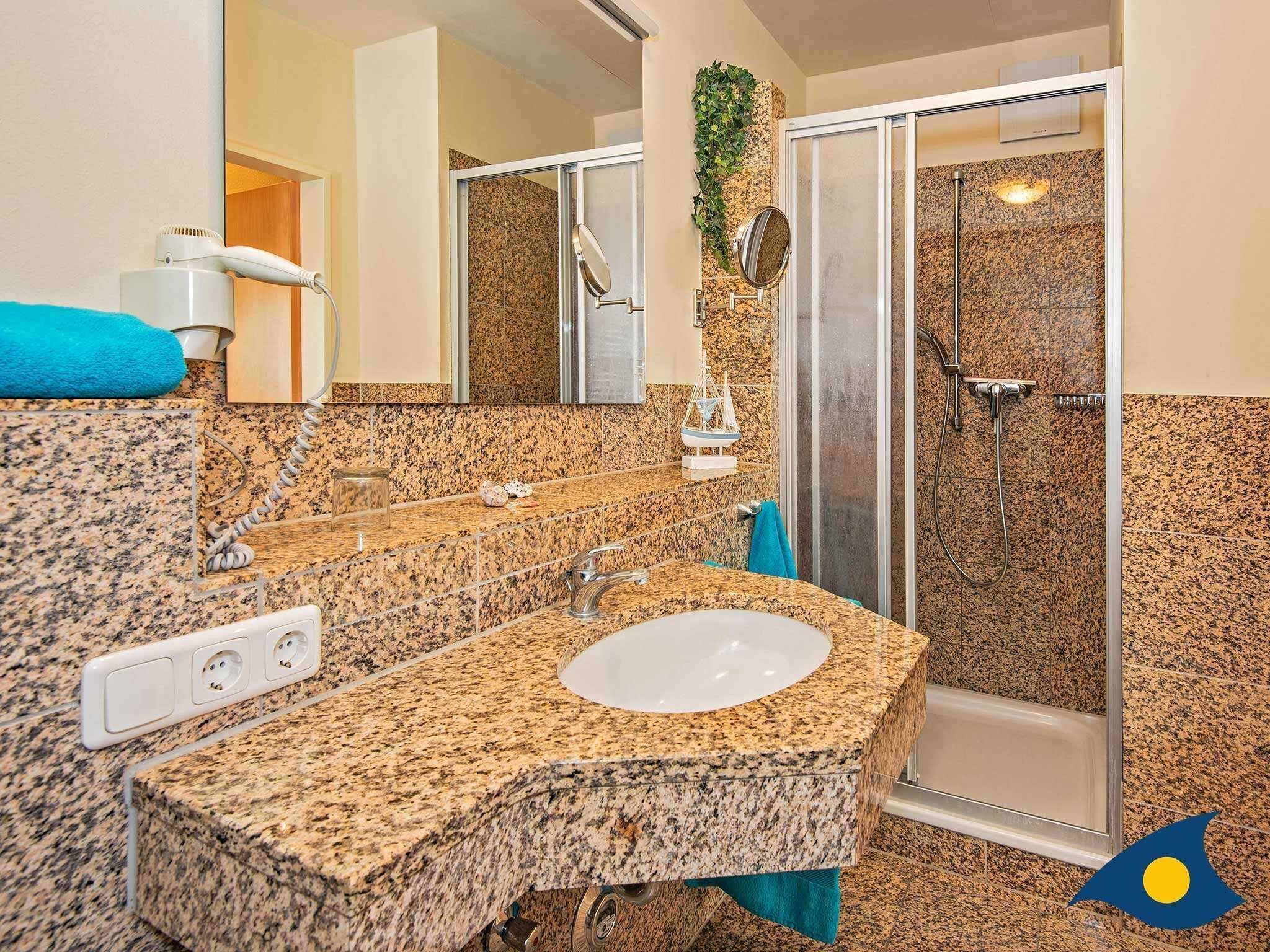 Dusche, Haartrockner, Handtücher