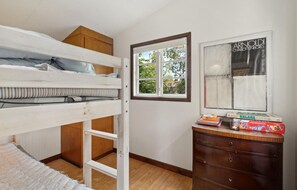 2 bedrooms, travel cot, free WiFi