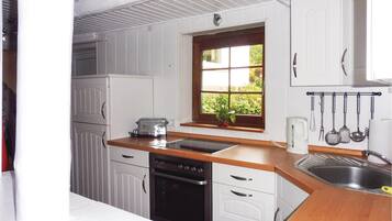 Kühlschrank, Herdplatte, Wasserkocher mit Kaffee-/Teezubehör