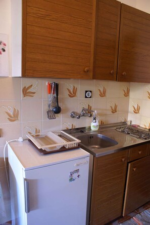 Réfrigérateur, plaque de cuisson, cafetière/bouilloire