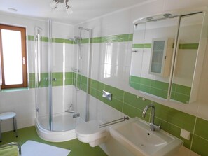 Een douche, een haardroger, handdoeken, zeep
