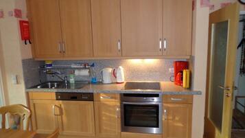 Kühlschrank, Mikrowelle, Ofen, Geschirrspüler