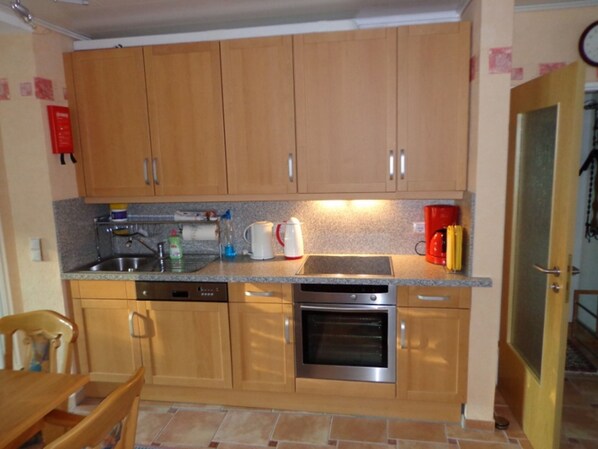 KĂŒhlschrank, Mikrowelle, Ofen, GeschirrspĂŒler
