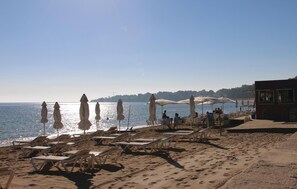 Una playa cerca, pesca
