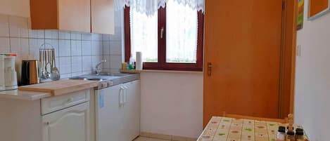 Réfrigérateur, plaque de cuisson, cafetière/bouilloire