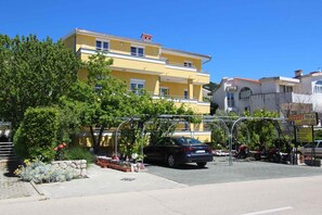 Exterior - Holiday apartment with balcony and air conditioning (Baška)
