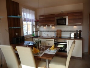Kühlschrank, Mikrowelle, Ofen, Geschirrspüler