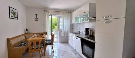 Jääkaappi, uuni, liesi, astianpesukone