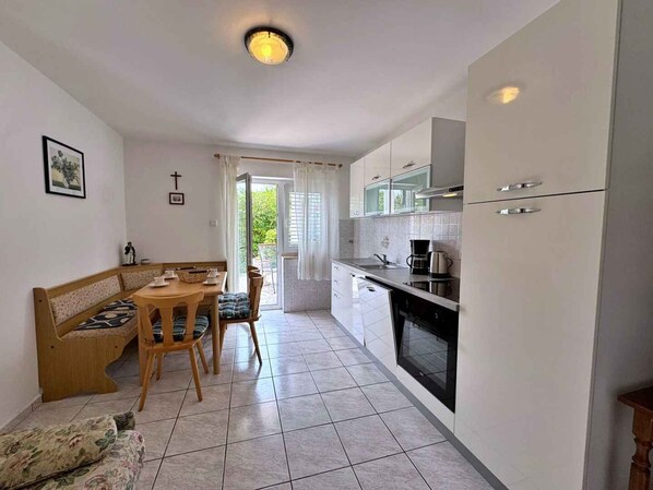 Coffee/tea maker, fridge, oven, stovetop