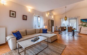 Smart TV, stereo - Nice home in Galizana (Galizana)