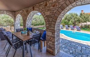 Outdoor dining - Beautiful home in Galizana with WiFi (Galizana)