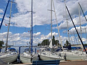 En lysthavn med flere sejlbåde i havnen.