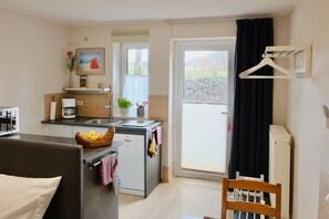 Køleskab, mikrobølgeovn, opvaskemaskine, kaffe-/temaskine