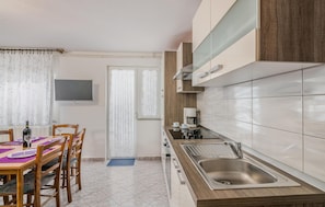 Kühlschrank, Herdplatte, Wasserkocher mit Kaffee-/Teezubehör