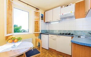 Refrigerador, parrilla de estufa y cafetera y tetera 