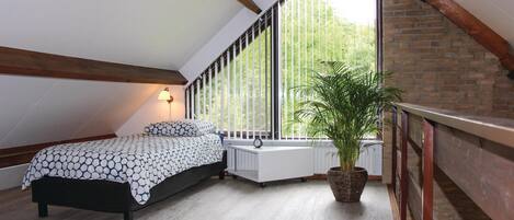 3 bedrooms, travel cot, free WiFi, bed sheets