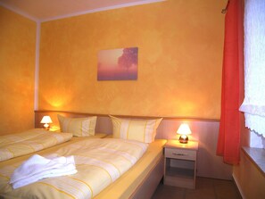 2 habitaciones, tabla de planchar con plancha, cuna de viaje y wifi 