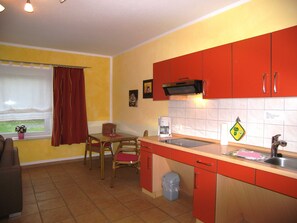 Een koelkast, een microgolfoven, een koffiezetapparaat/waterkoker