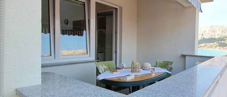 تناول الطعام بالخارج