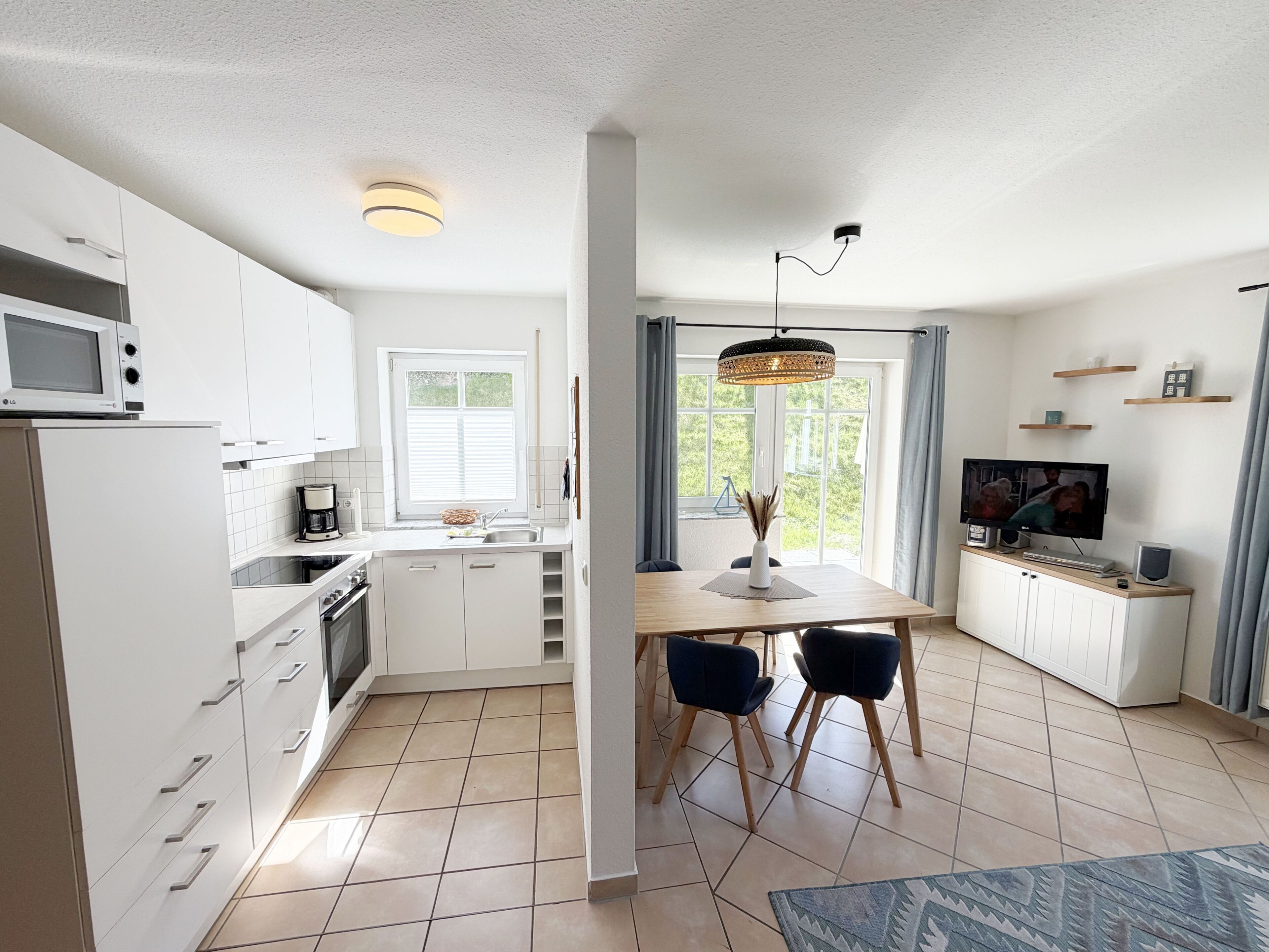Wasserkocher mit Kaffee-/Teezubehör, Kühlschrank, Mikrowelle, Ofen