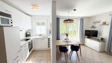 Wasserkocher mit Kaffee-/Teezubehör, Kühlschrank, Mikrowelle, Ofen